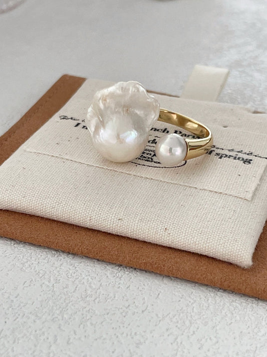 Anello con perla bianca e barocca