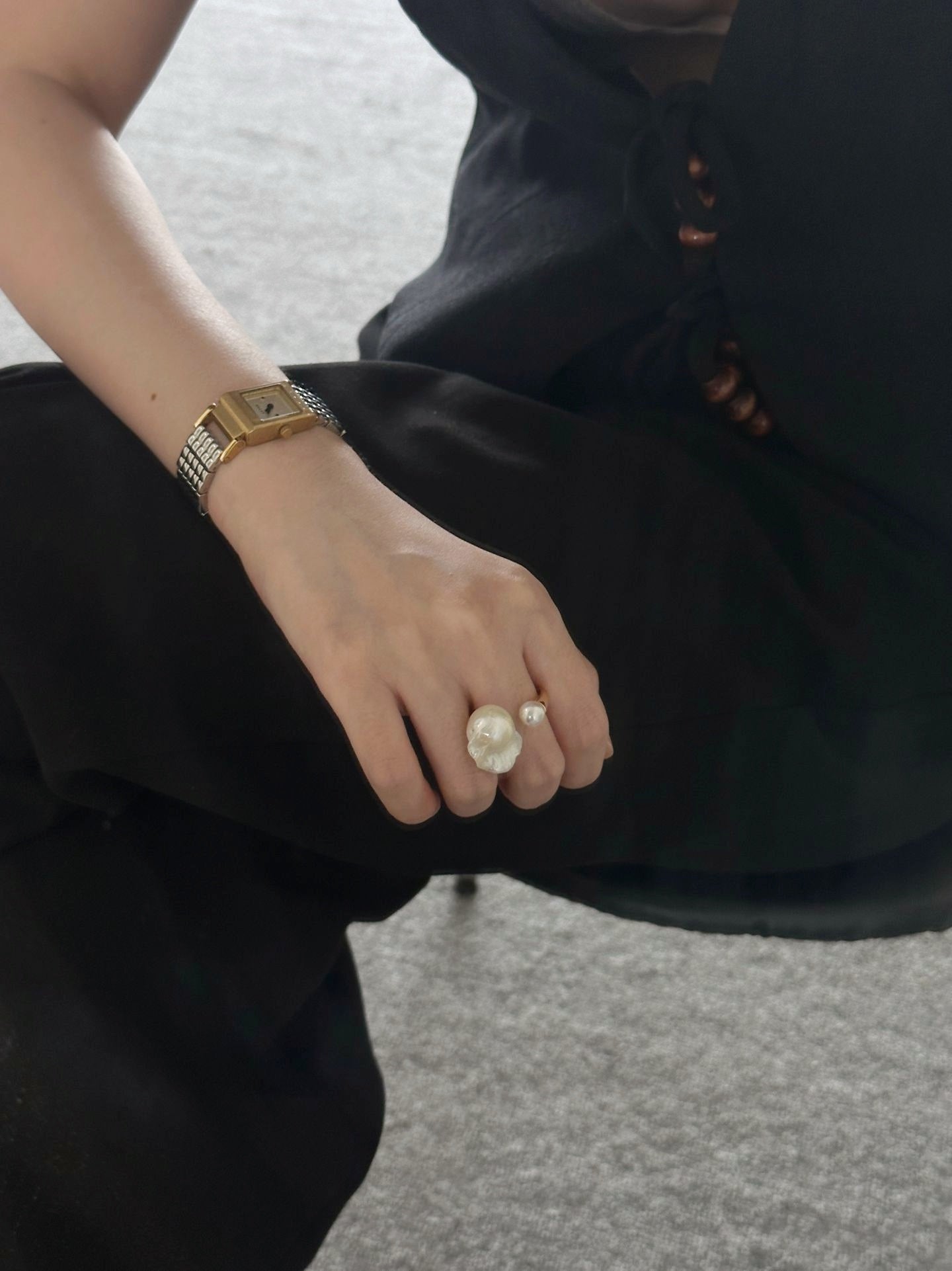 Anello con perla bianca e barocca