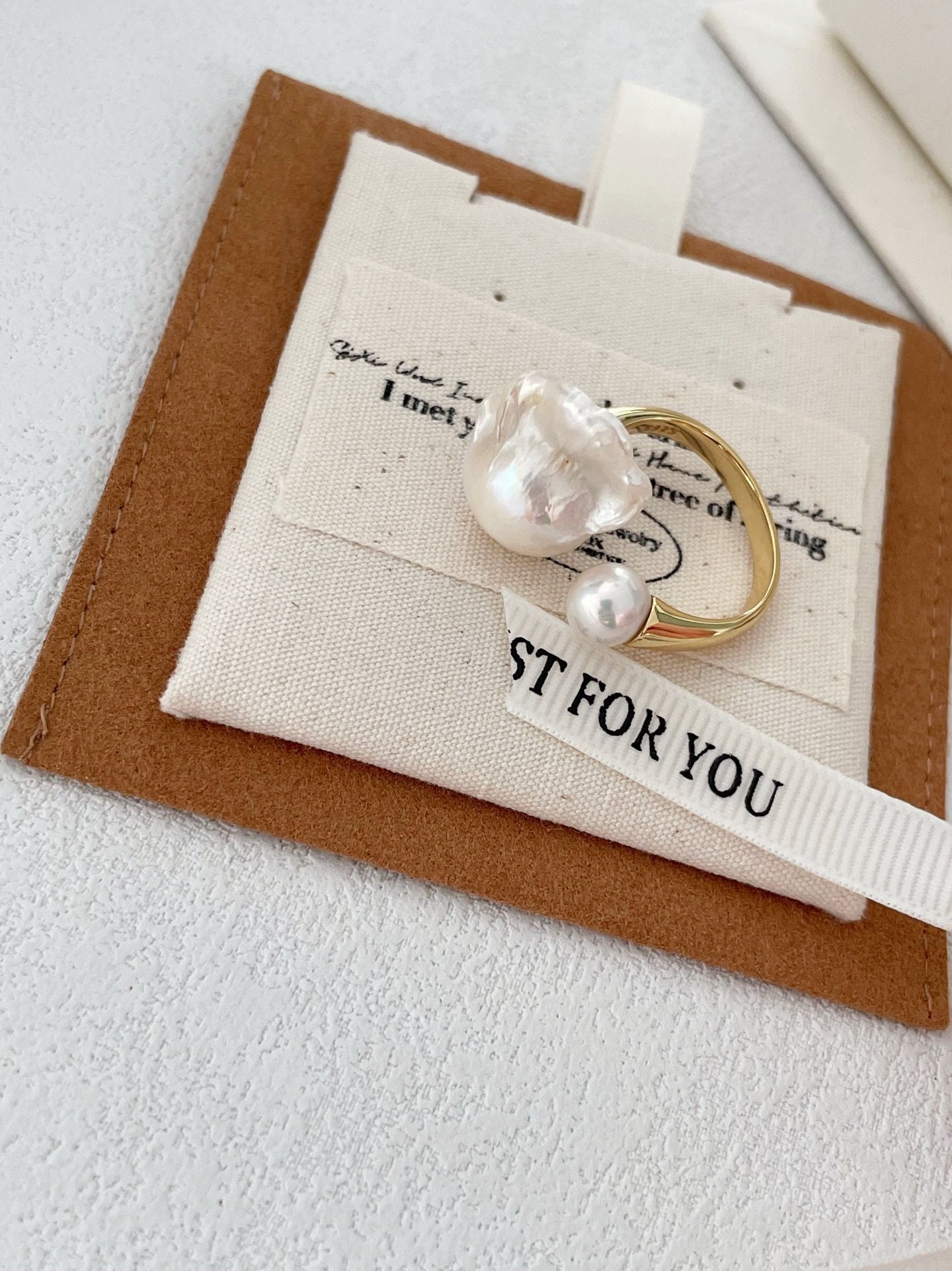 Anello con perla bianca e barocca