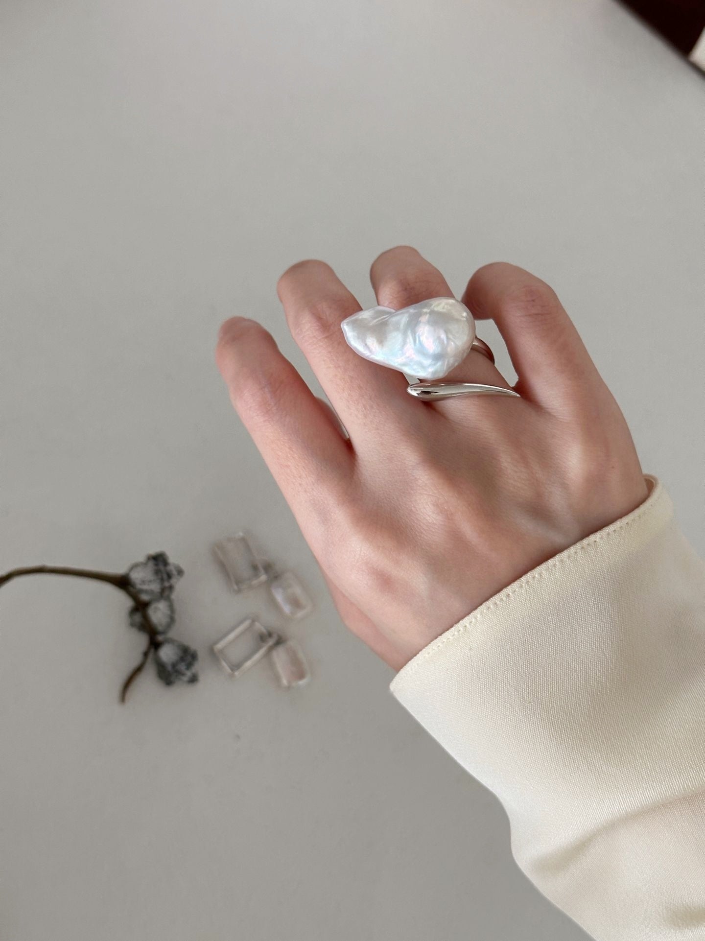 Anello con perla barocca bianca grande