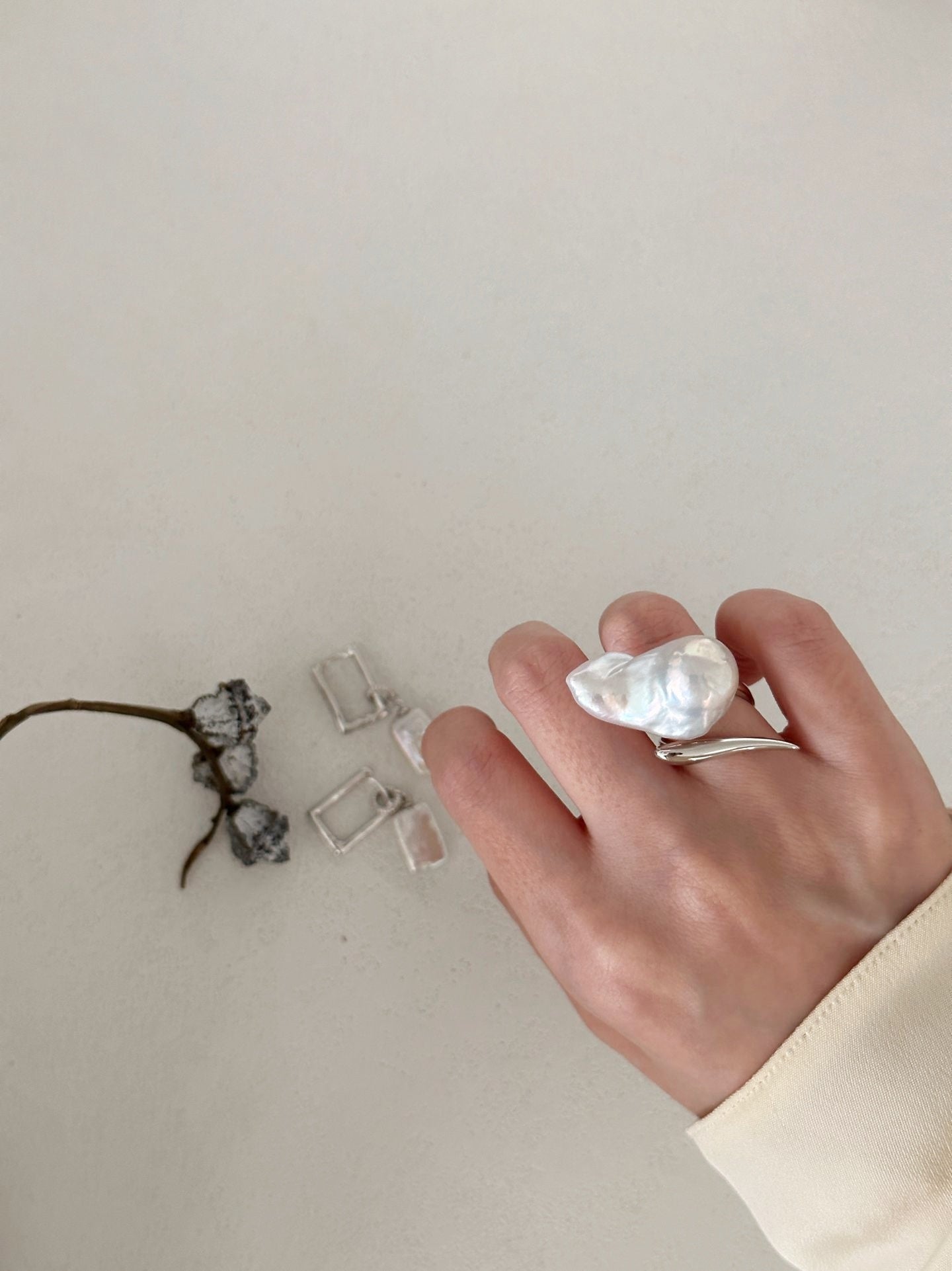 Anello con perla barocca bianca grande