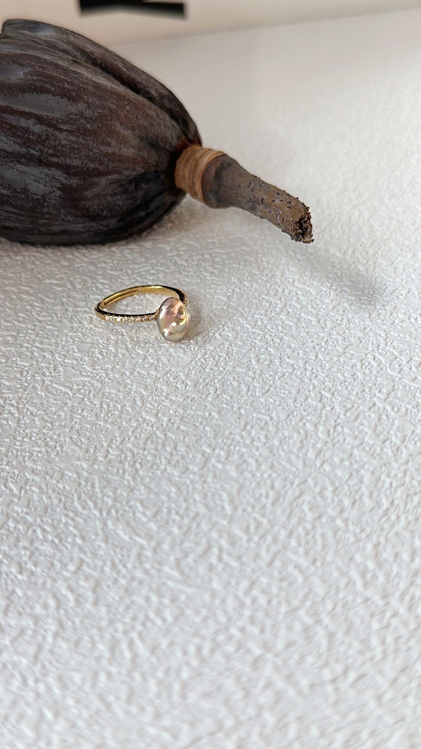 Anello con perla di mare Keshi colorato