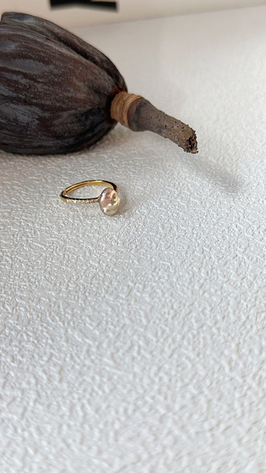 Anello con perla di mare Keshi colorato