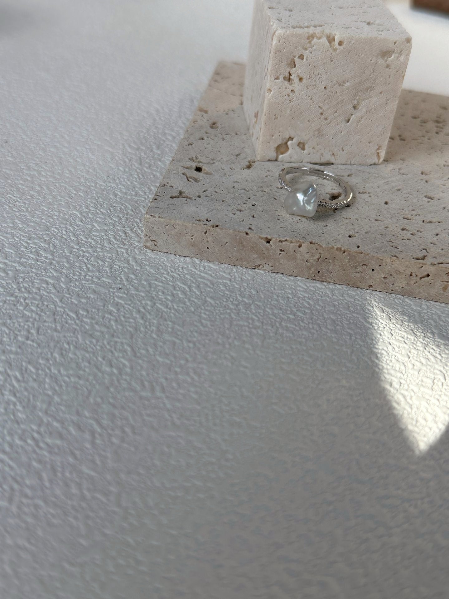 Anello con perla di mare Keshi colorato