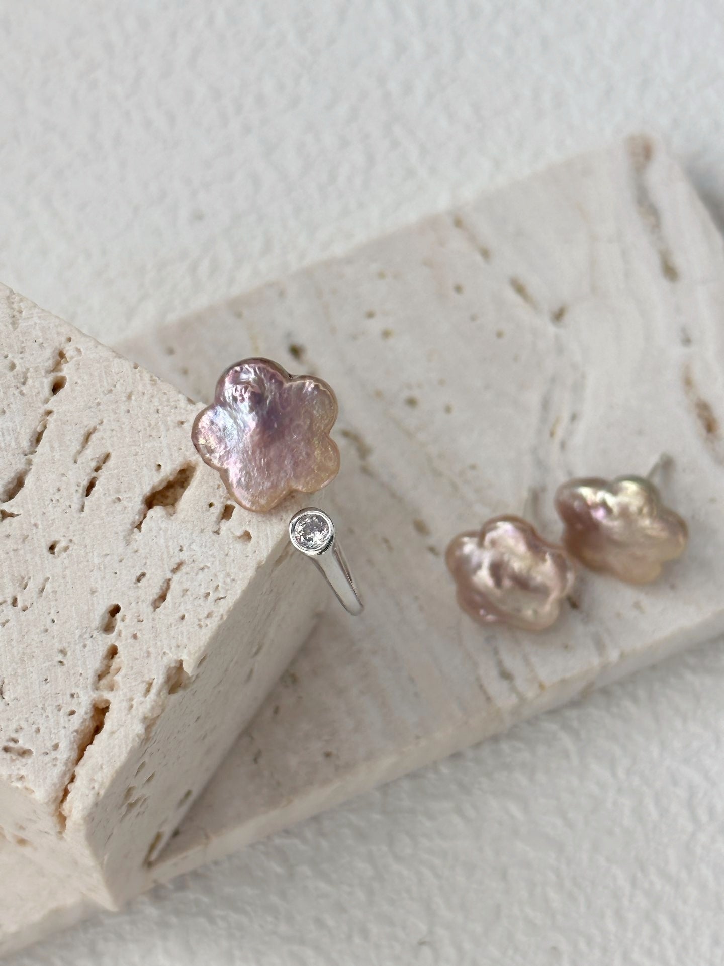Anello di perle barocche fiore