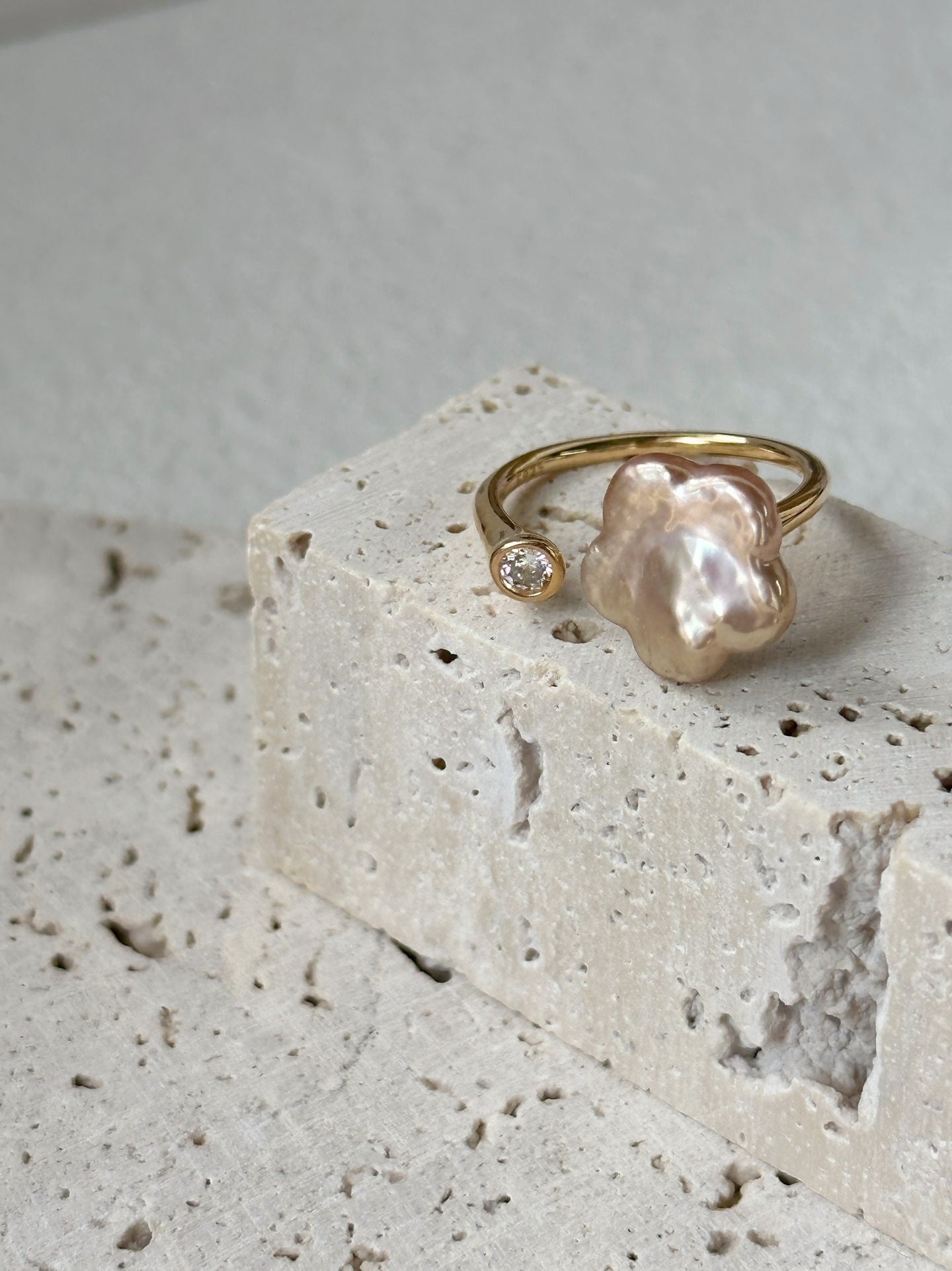 Anello di perle barocche fiore