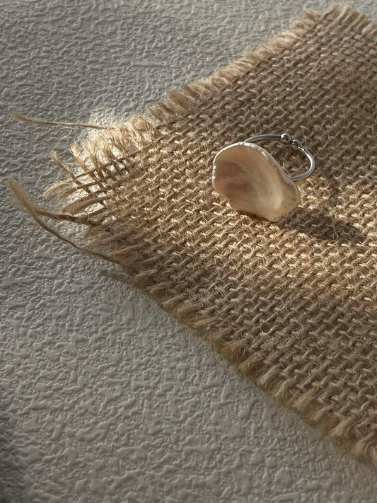 Anello con perla barocca a petali