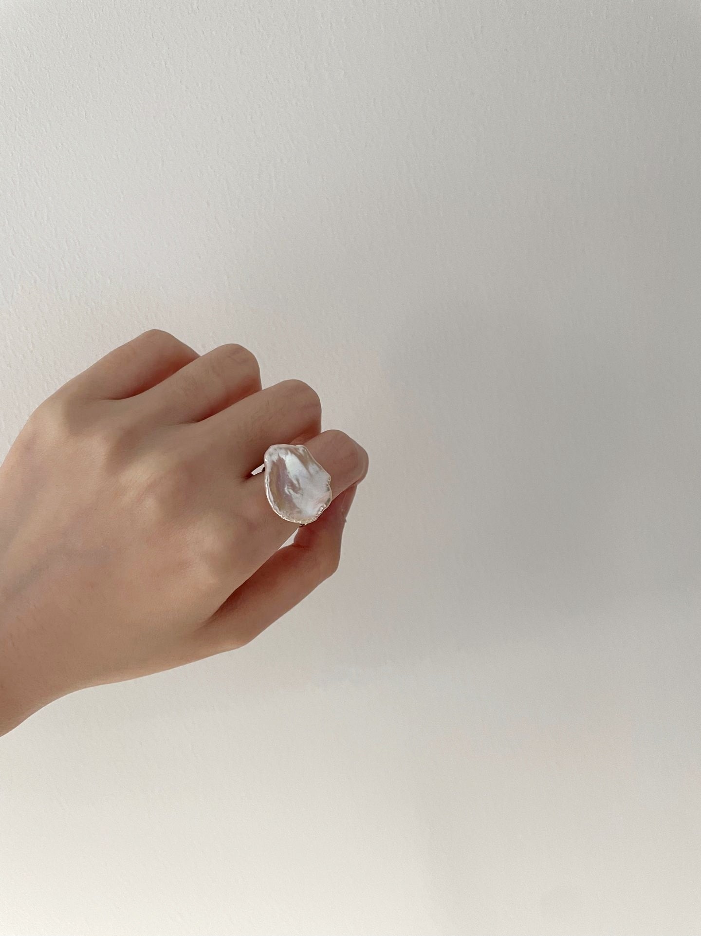 Anello con perla barocca a petali