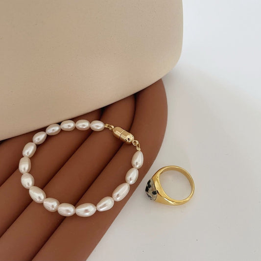 Bracciale con perle bianche