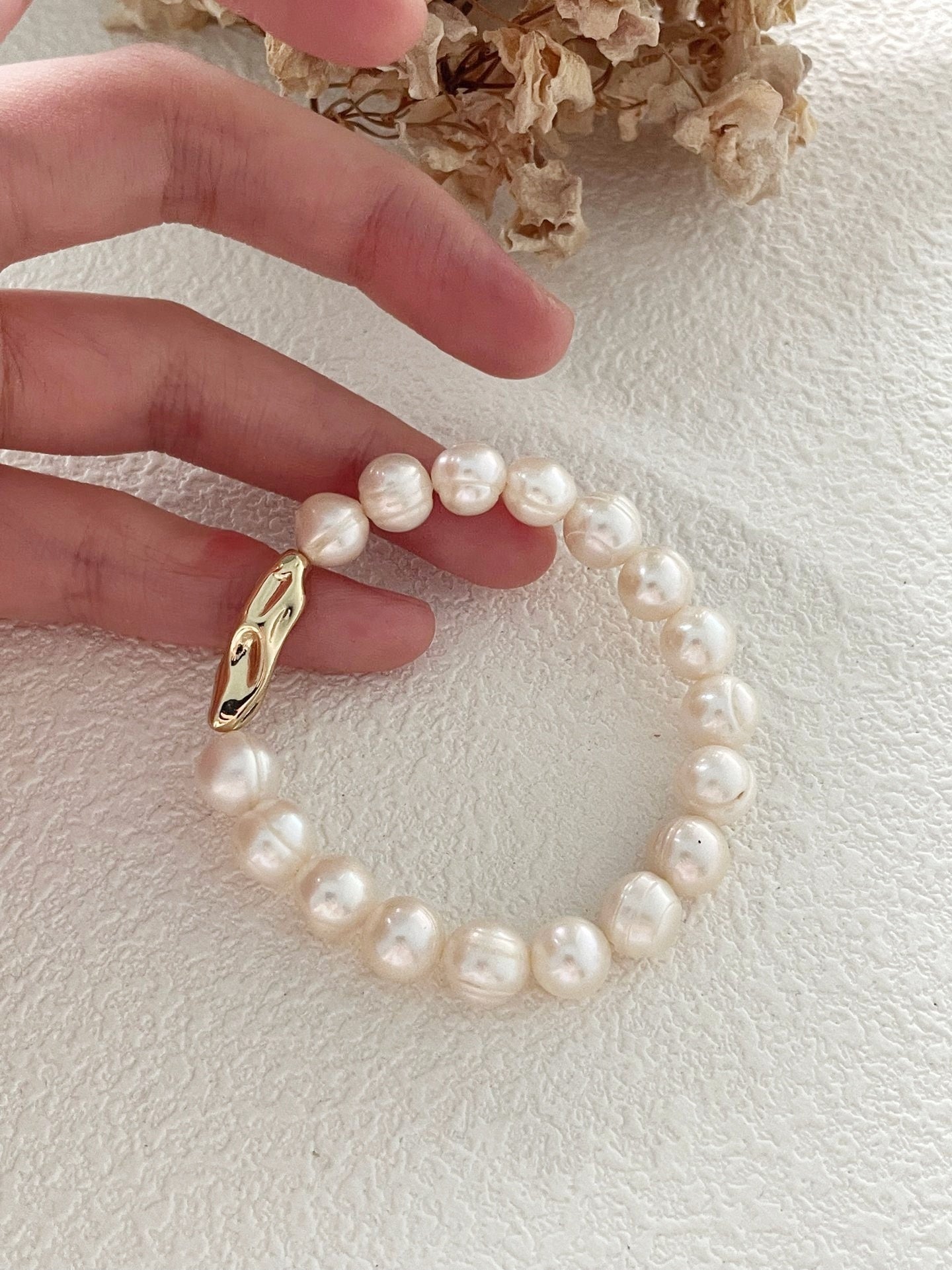 Bracciale con perle barocche bianche