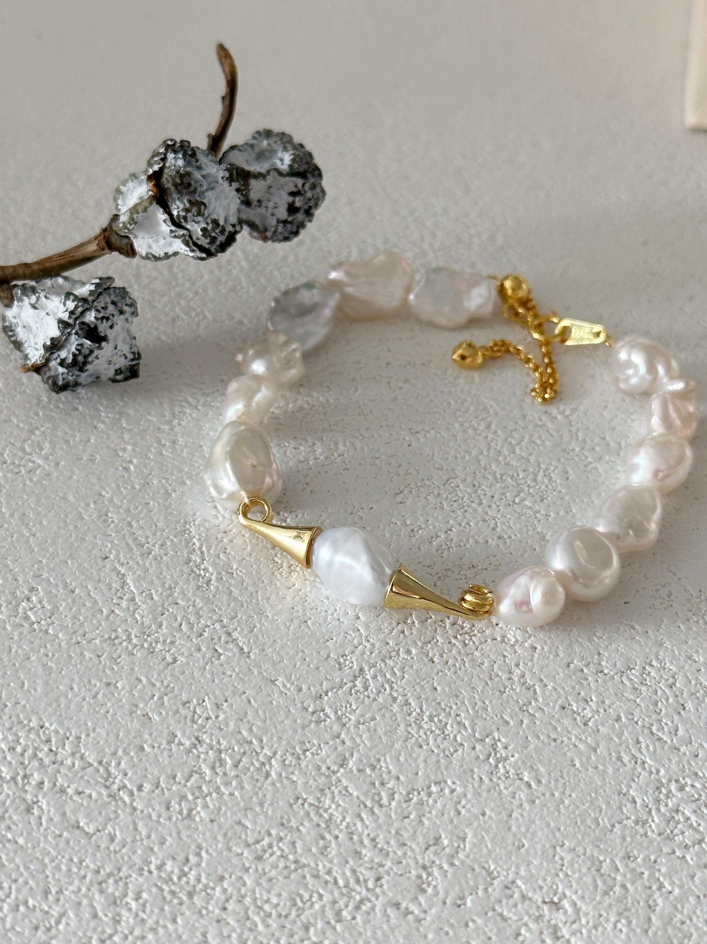 Bracciale con perle barocche bianche