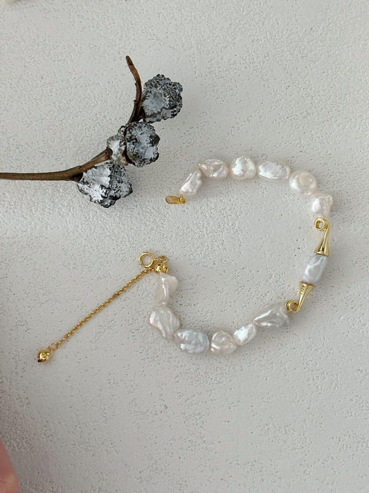 Bracciale con perle barocche bianche