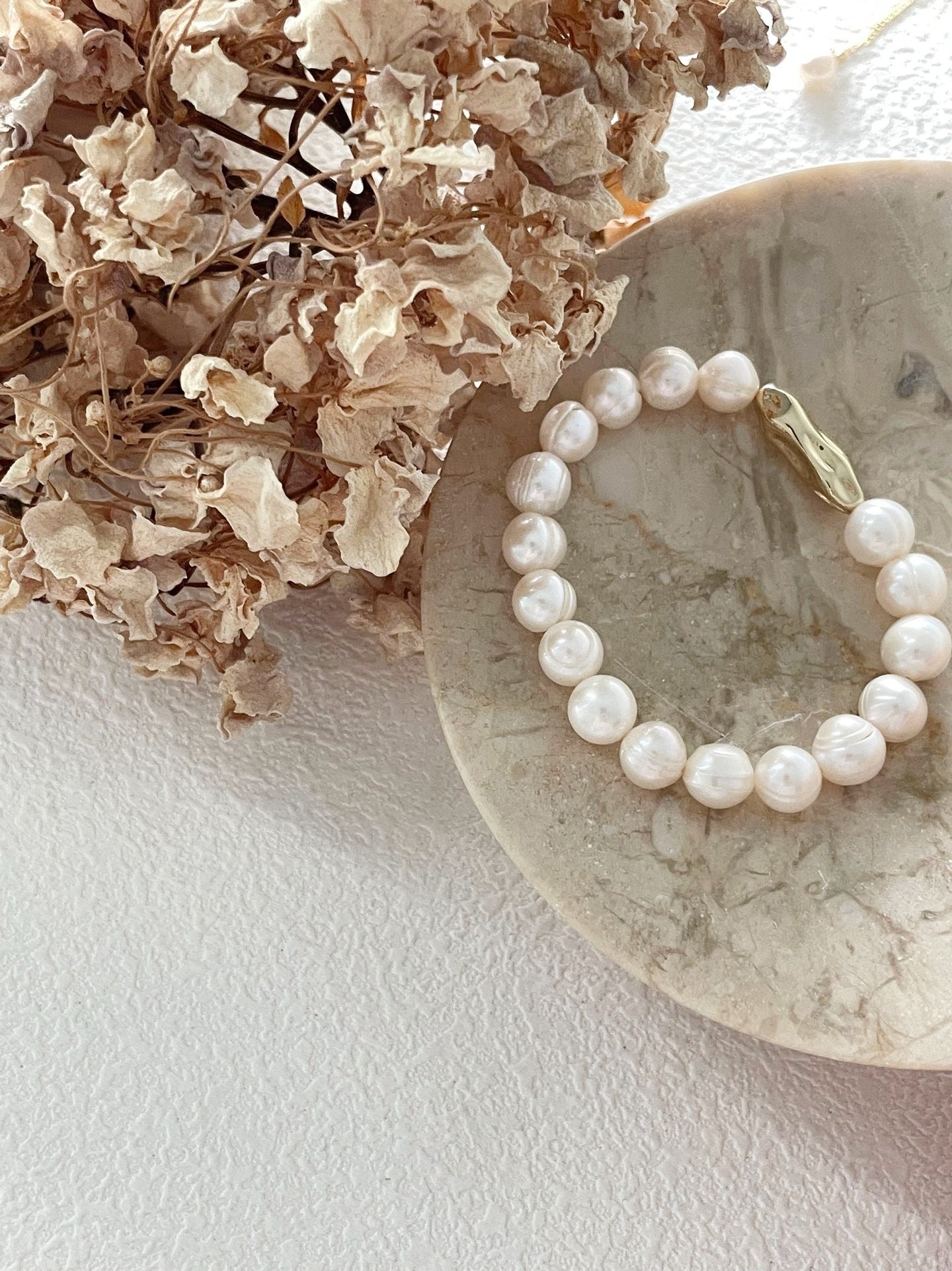 Bracciale con perle barocche bianche