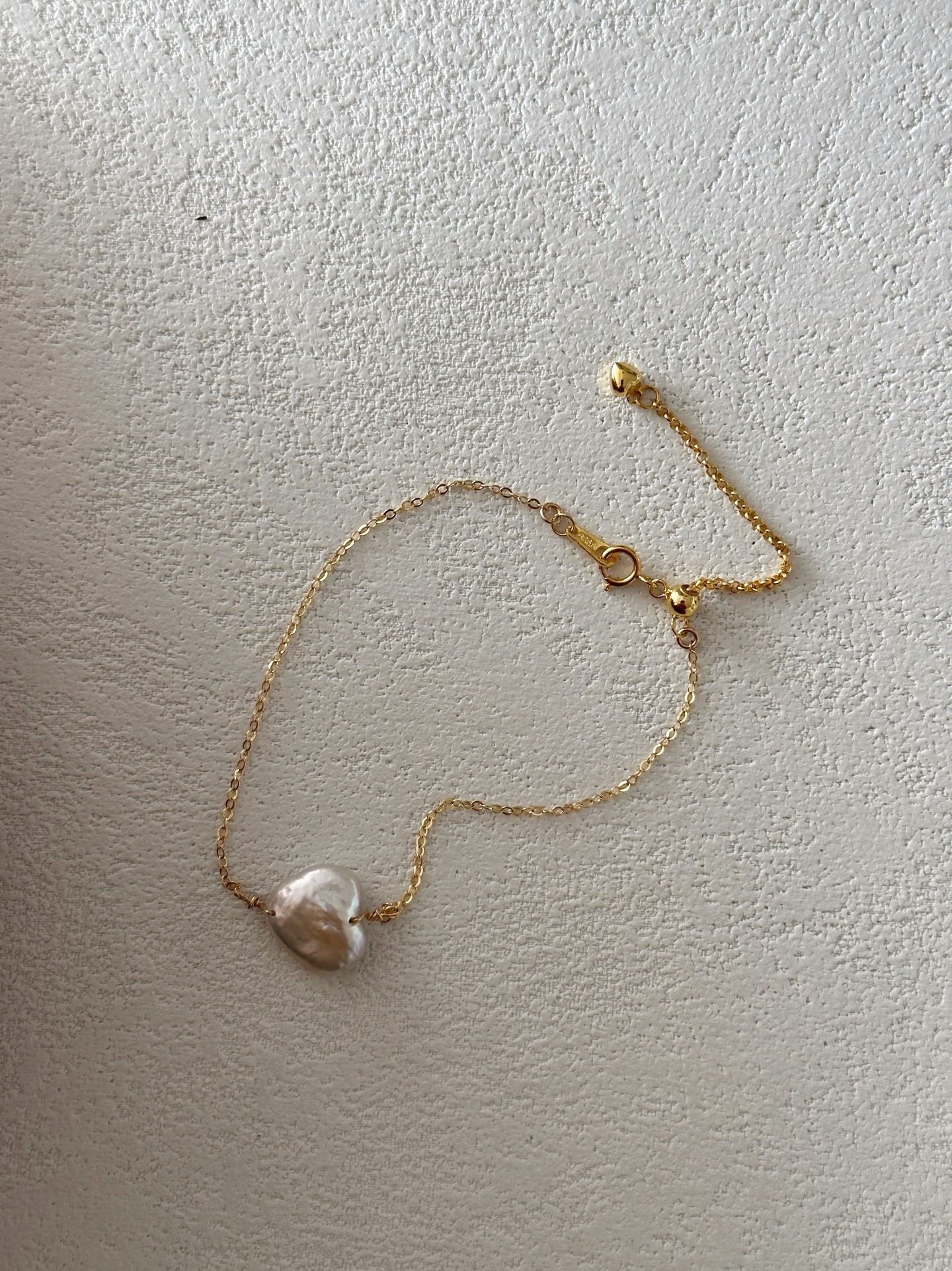 Bracciale d'oro con perle barocche di cuore