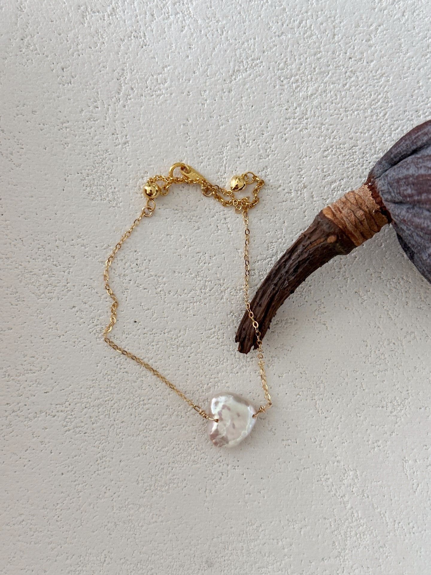 Bracciale d'oro con perle barocche di cuore