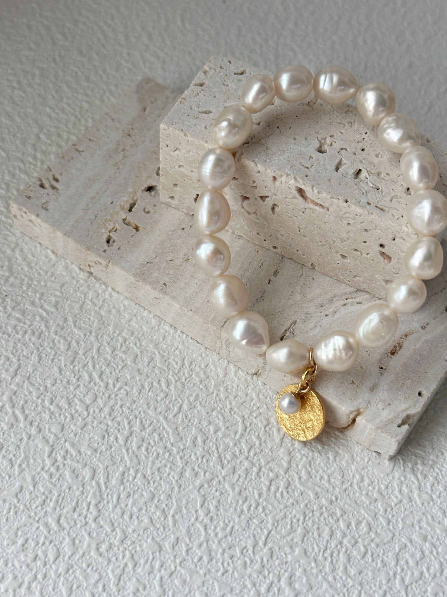 Bracciale con perle barocche bianche