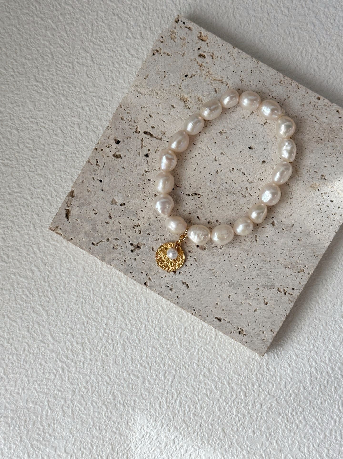 Bracciale con perle barocche bianche