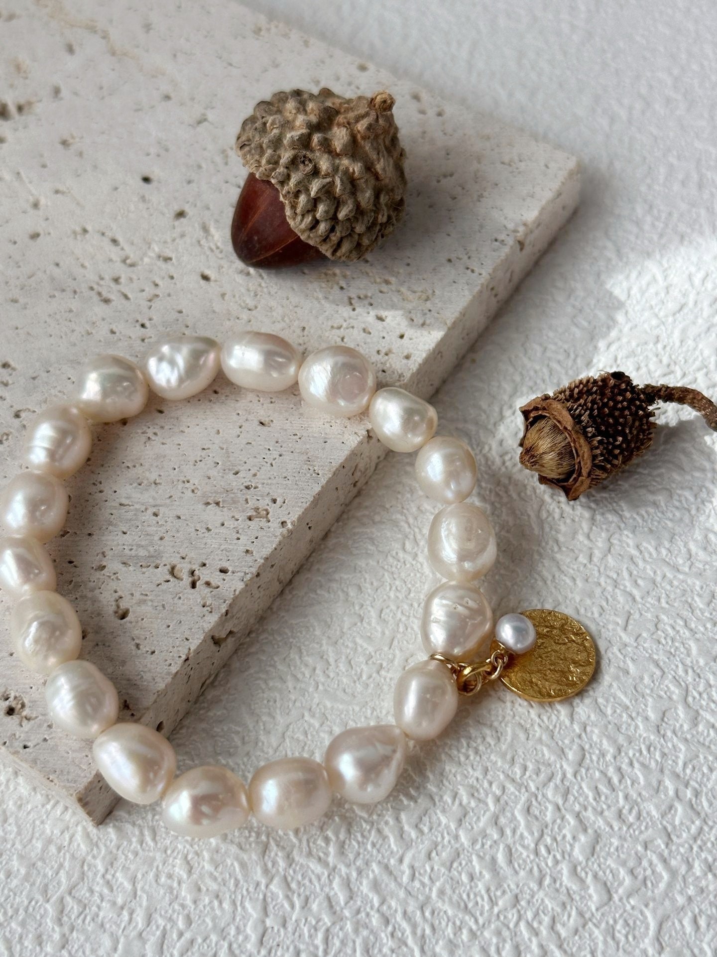 Bracciale con perle barocche bianche