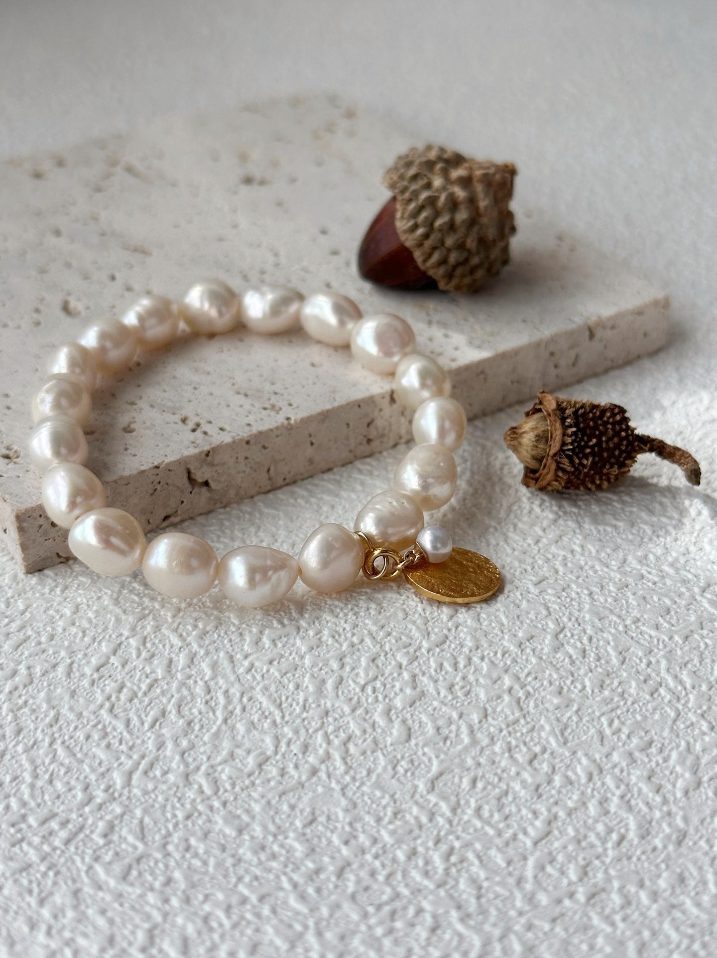 Bracciale con perle barocche bianche