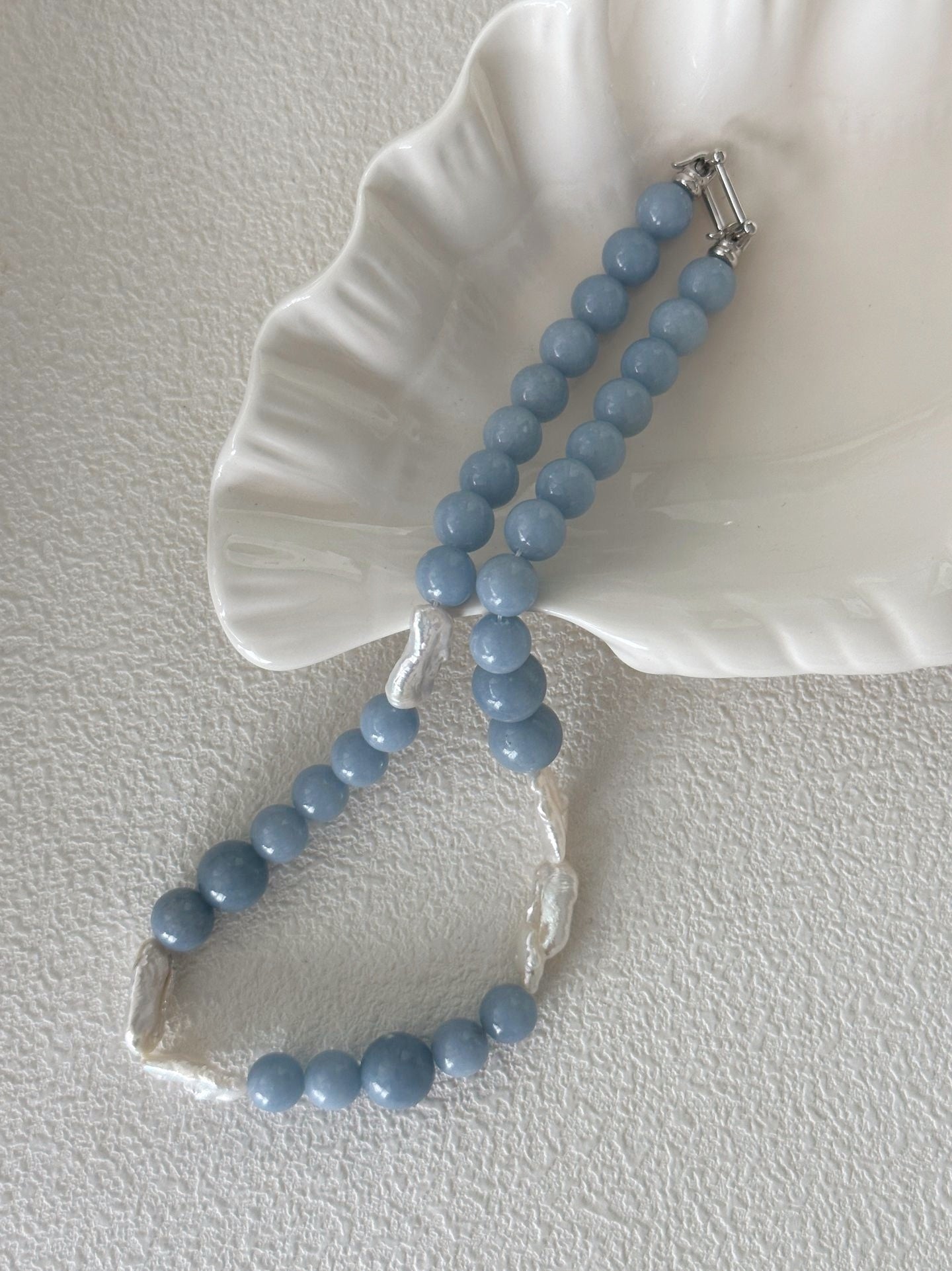 Collana con cristallo blu e perle barocche