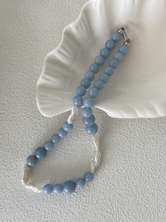 Collana con cristallo blu e perle barocche