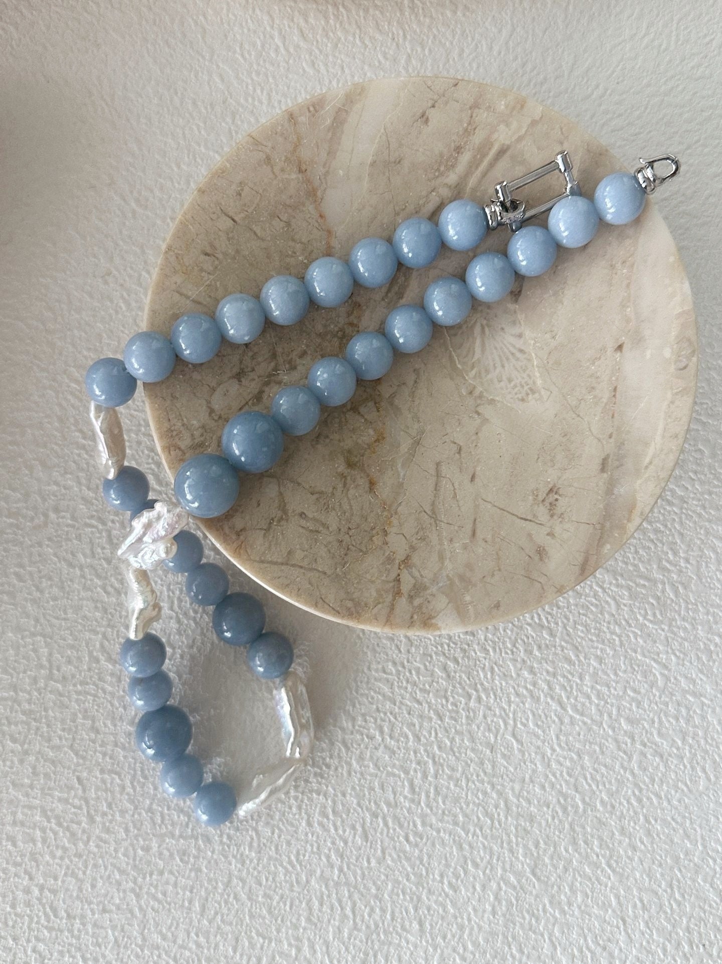 Collana con cristallo blu e perle barocche