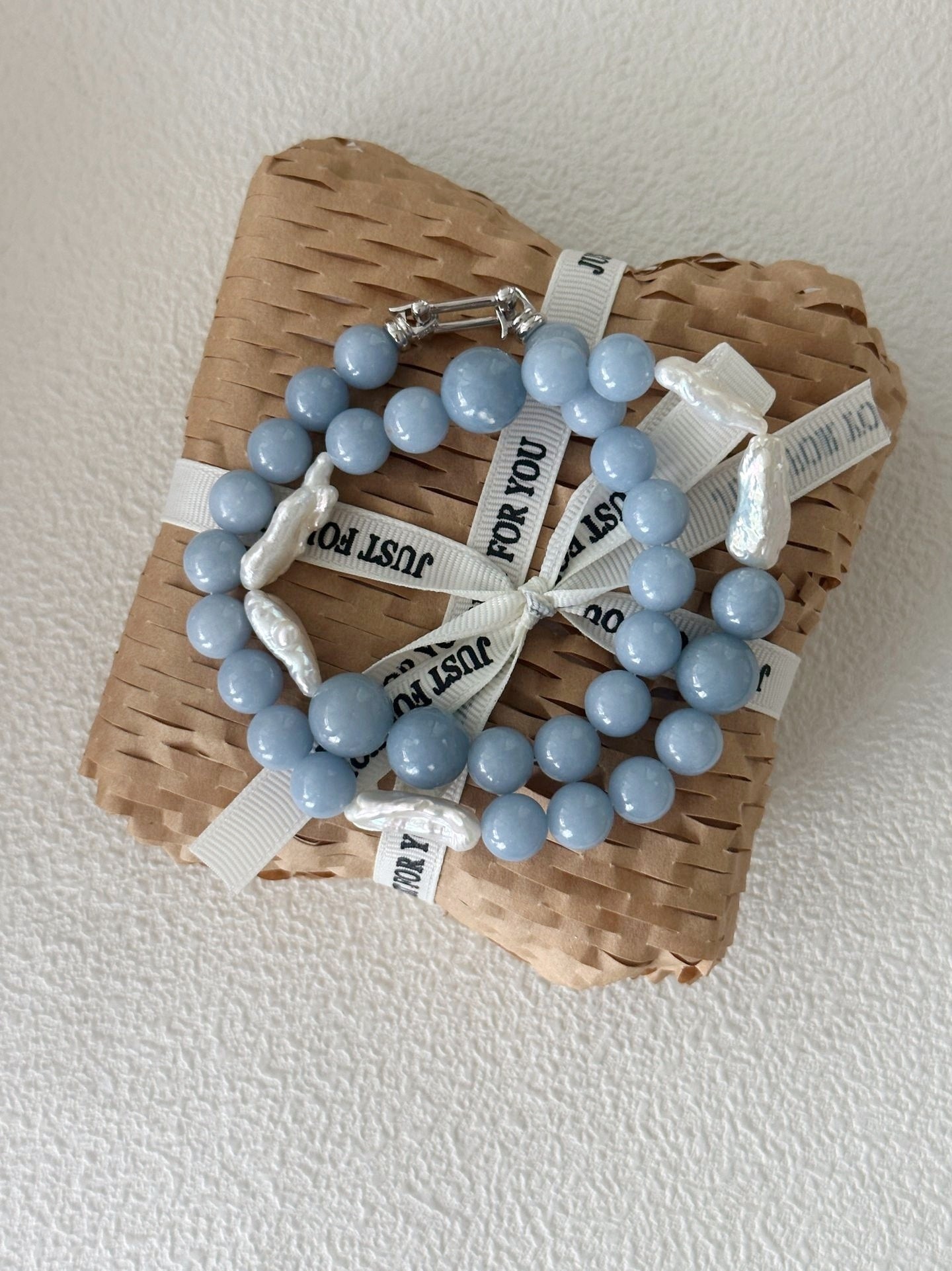 Collana con cristallo blu e perle barocche