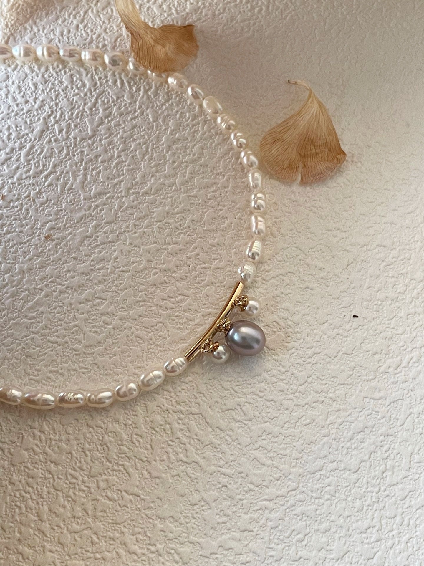 Collana barocche con perla grigia