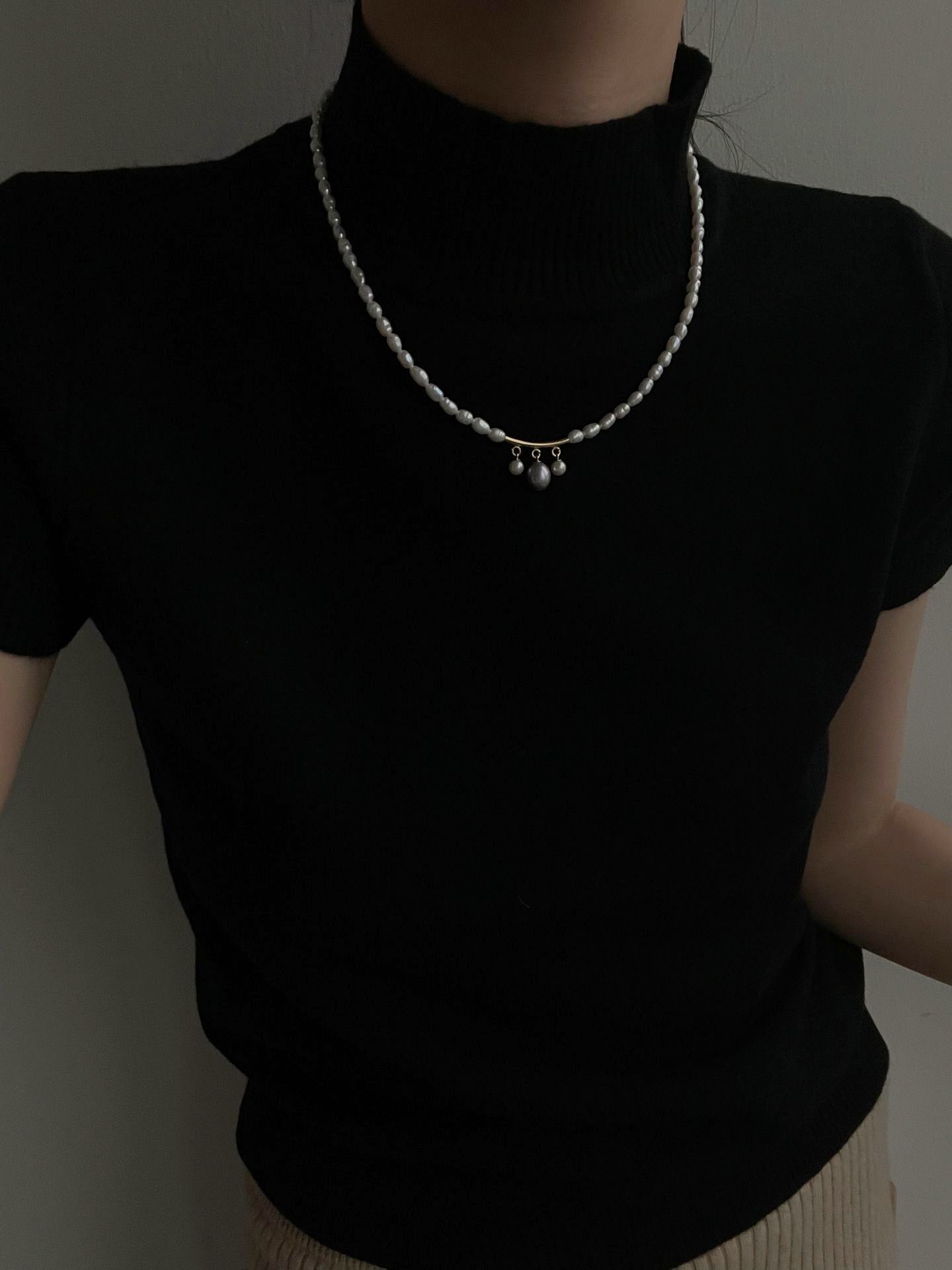 Collana barocche con perla grigia