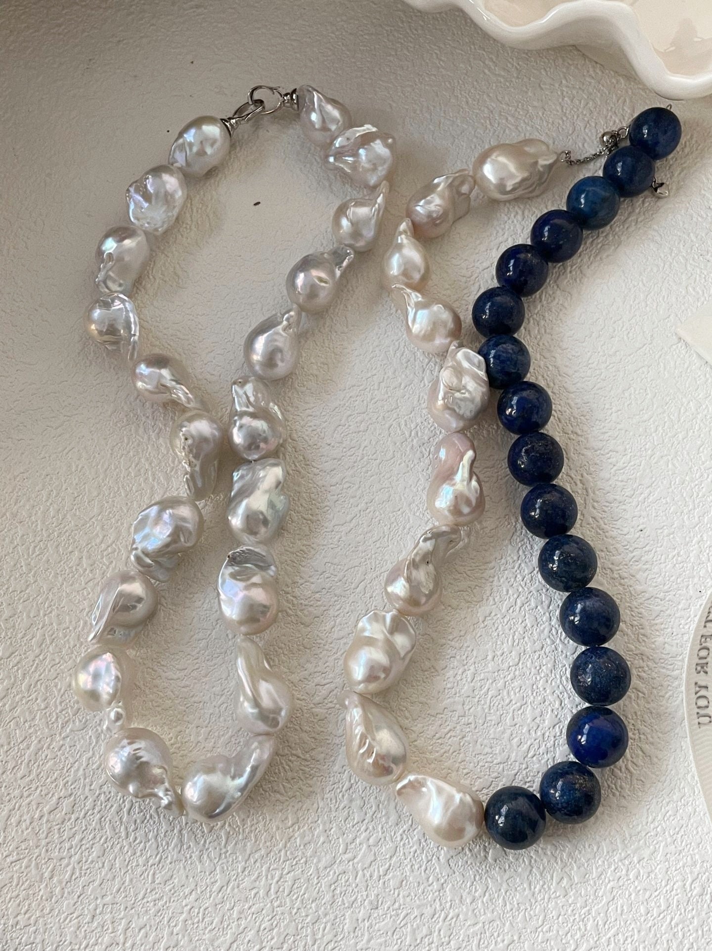 Collana Botero barocco di perle bianche
