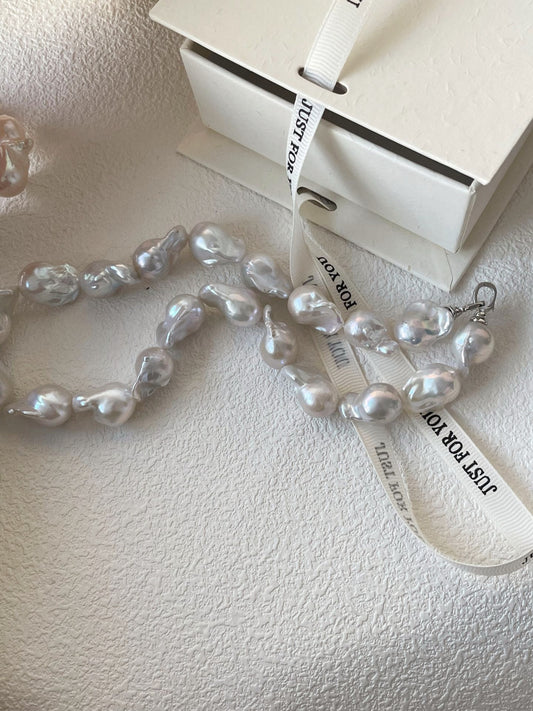 Collana Botero barocco di perle bianche