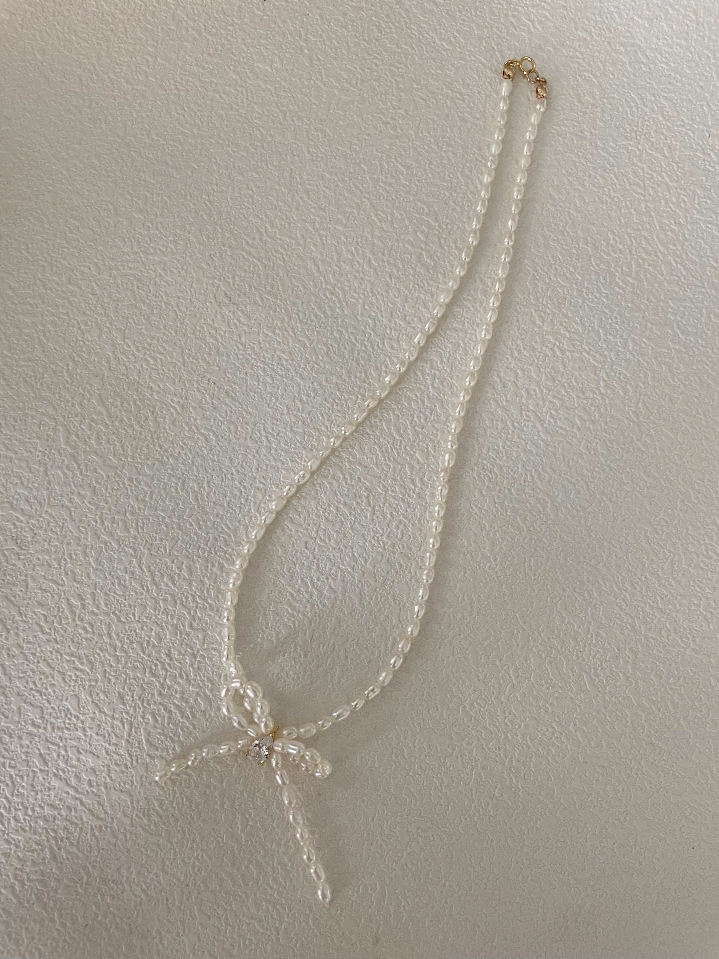 Collana di perle con fiocco