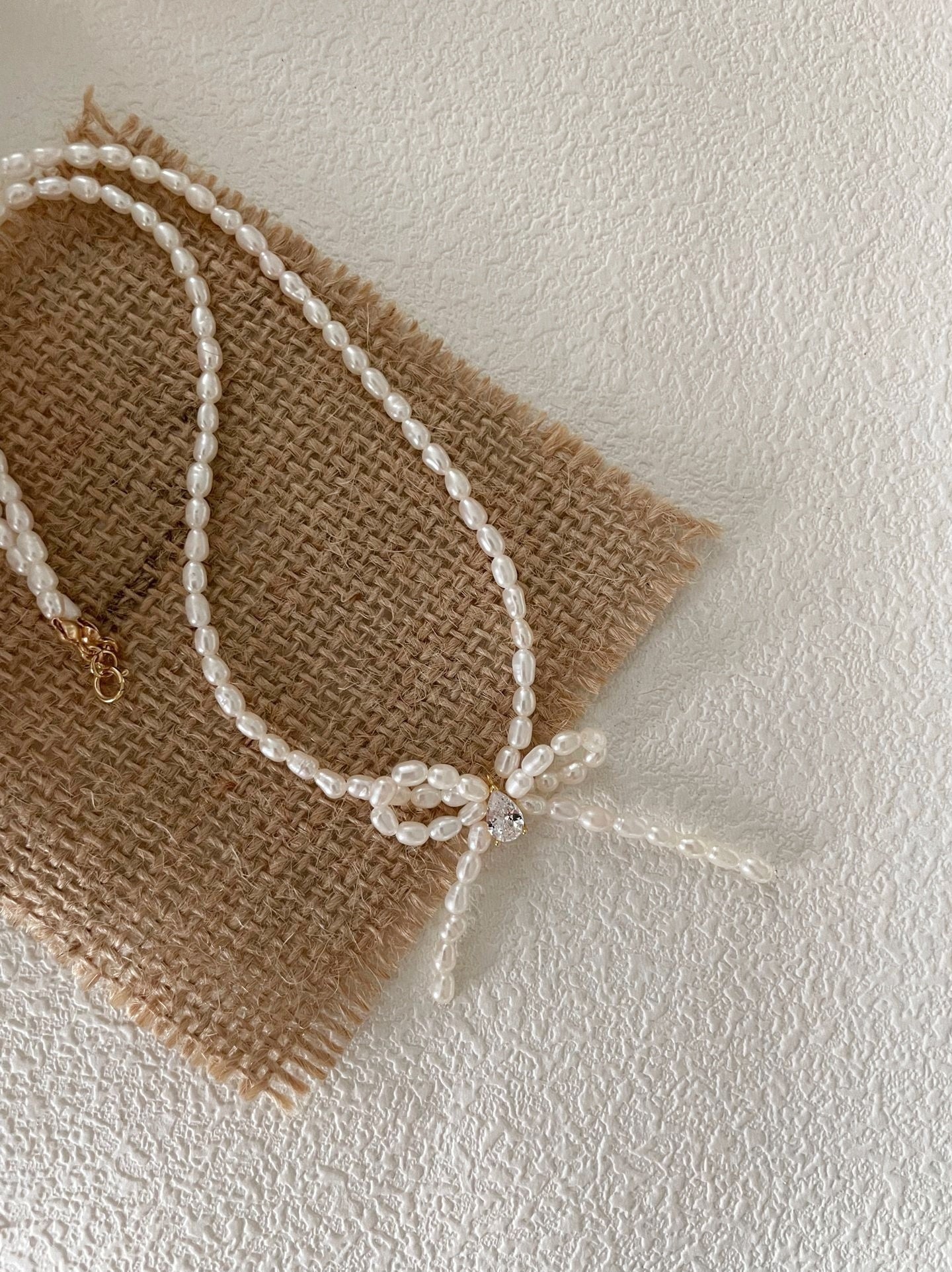 Collana di perle con fiocco