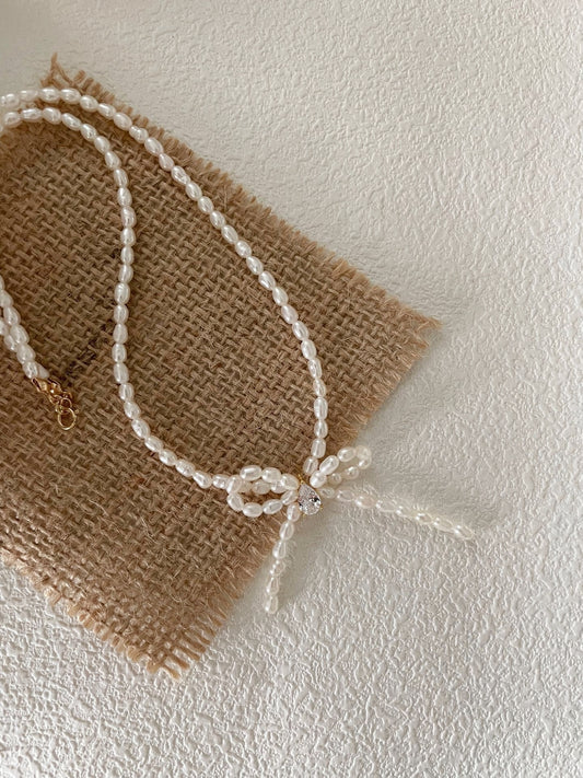 Collana di perle con fiocco