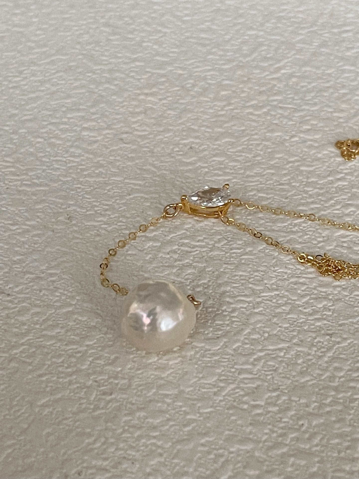 Collana d'oro con ciondolo Botero abbagliante