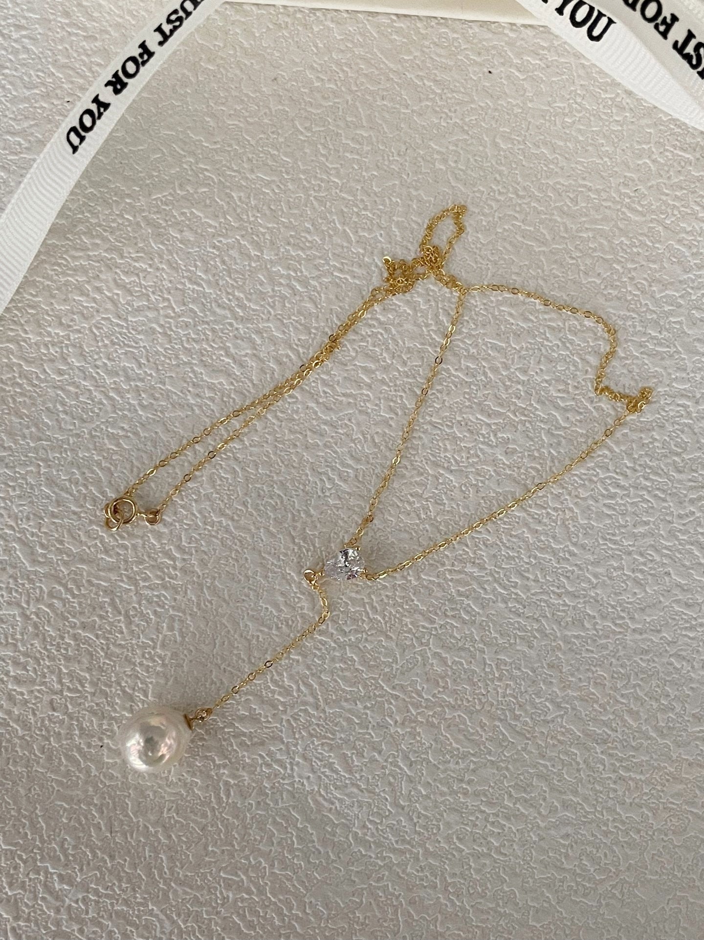 Collana d'oro con ciondolo Botero abbagliante