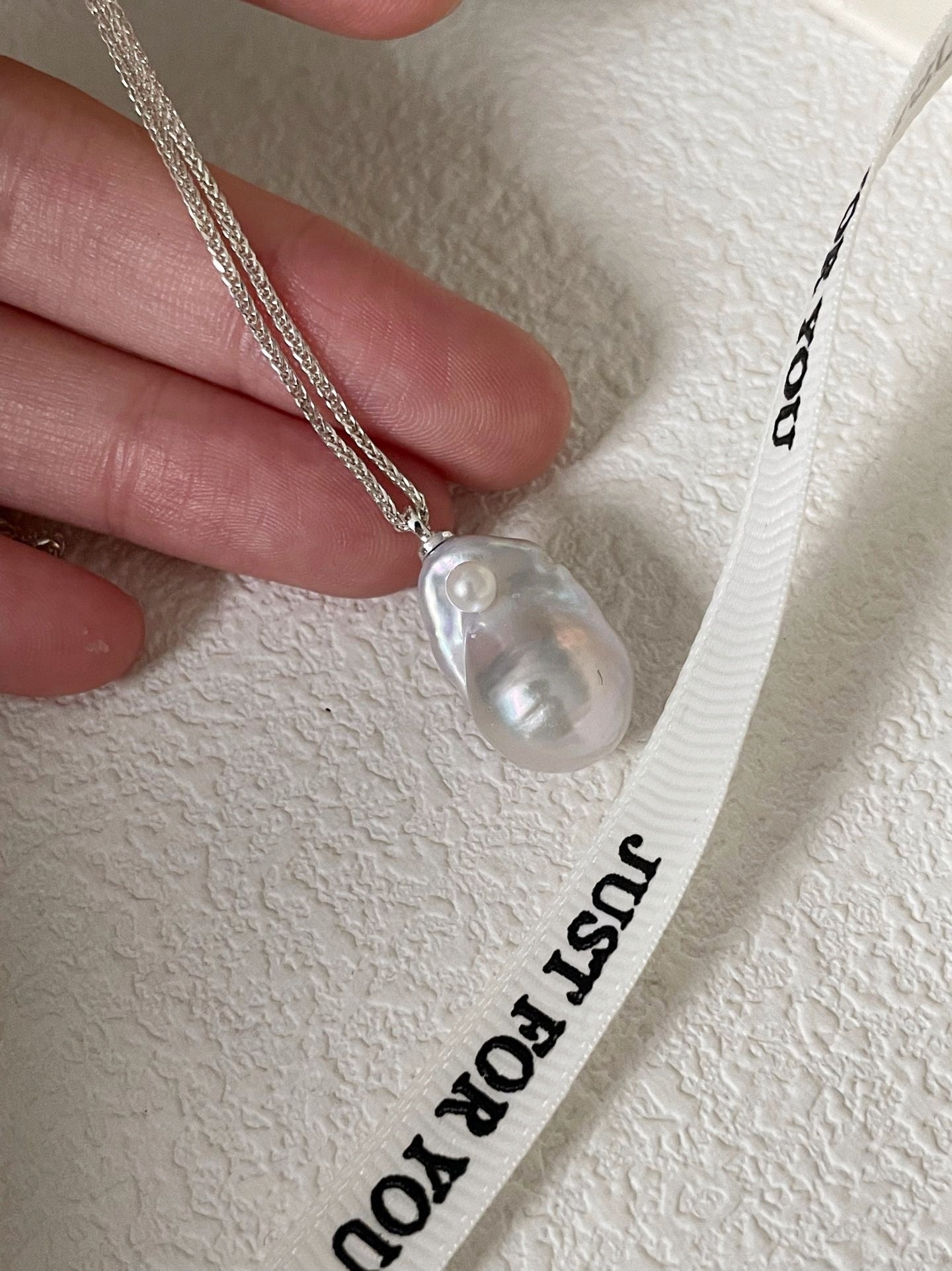 Collana d'argento con barocco Botero abbagliante