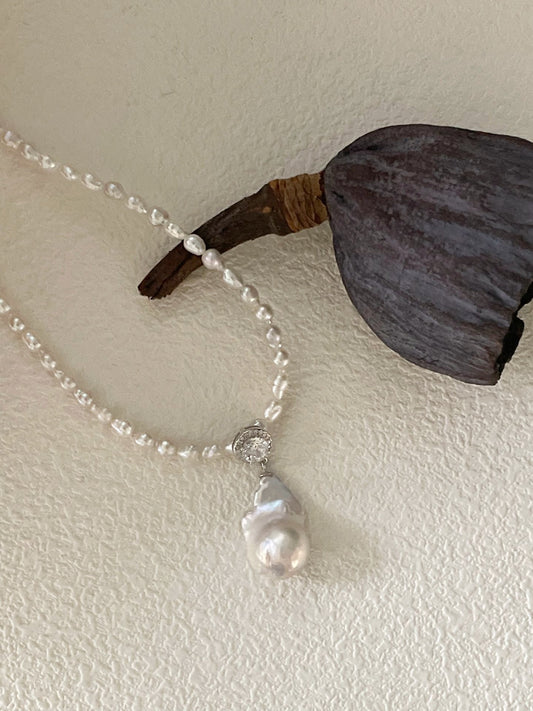 Elegante perla barocca grande con zirconi
