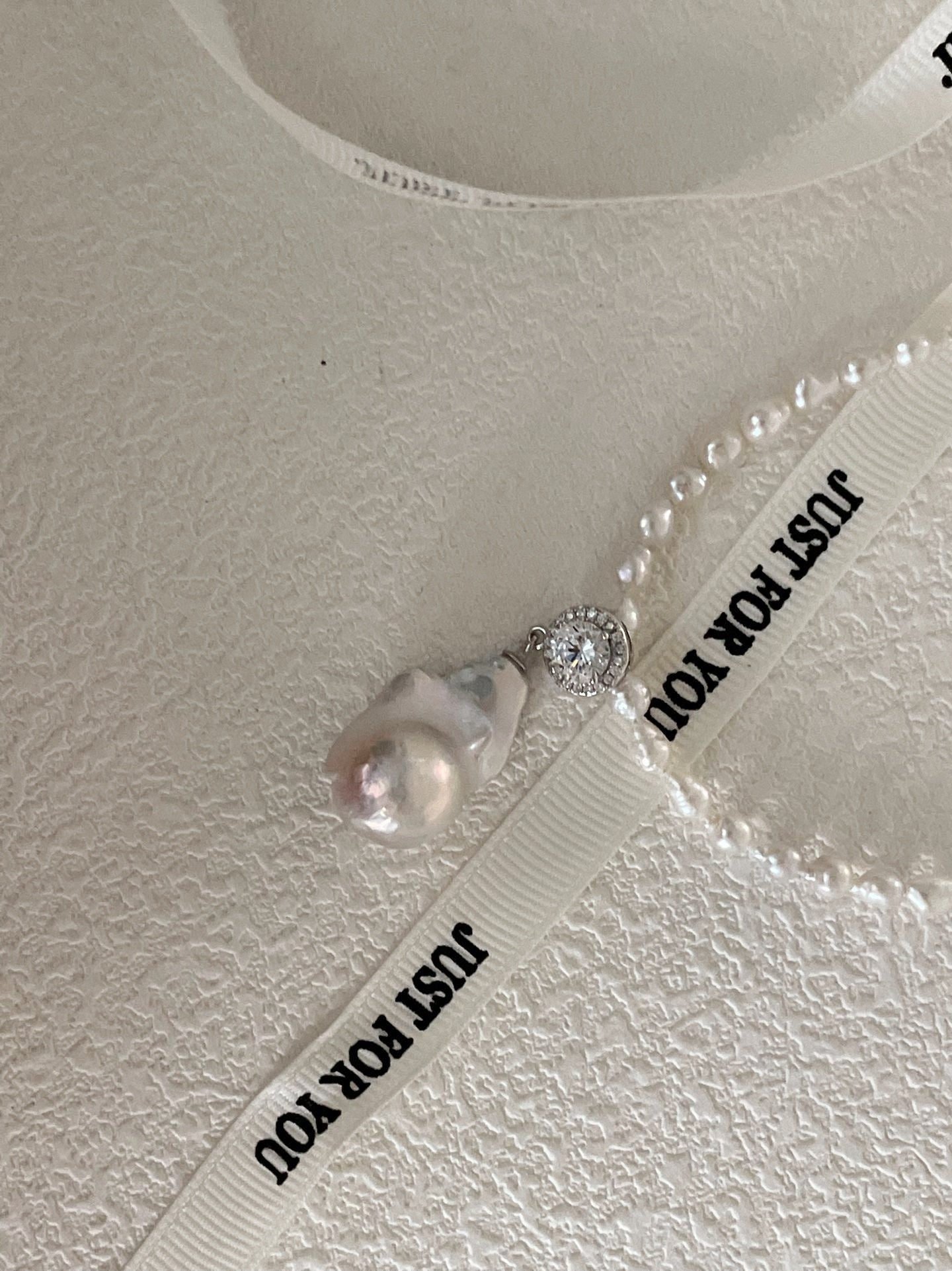 Elegante perla barocca grande con zirconi