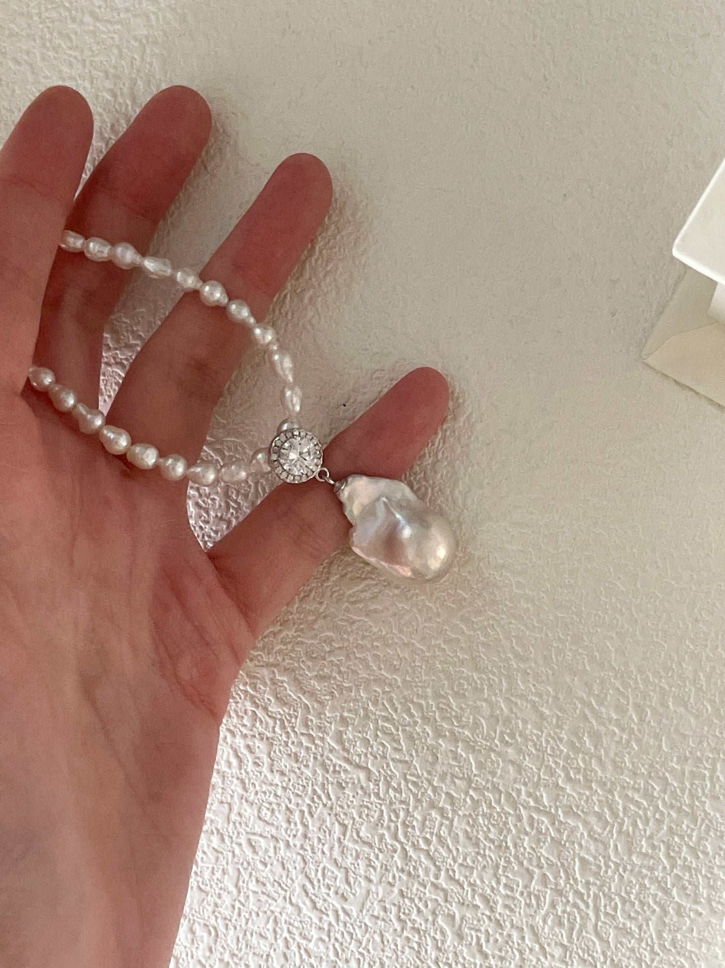 Elegante perla barocca grande con zirconi