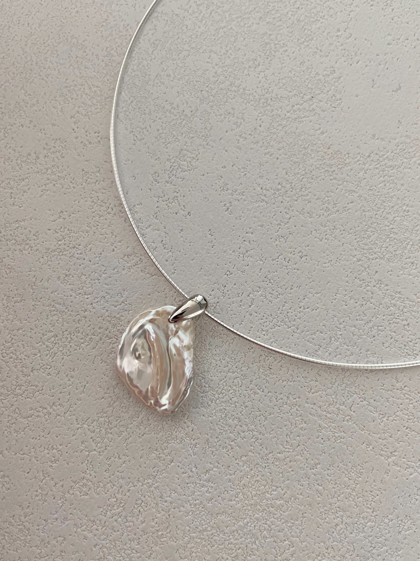 Girocollo d'argento con perla petala