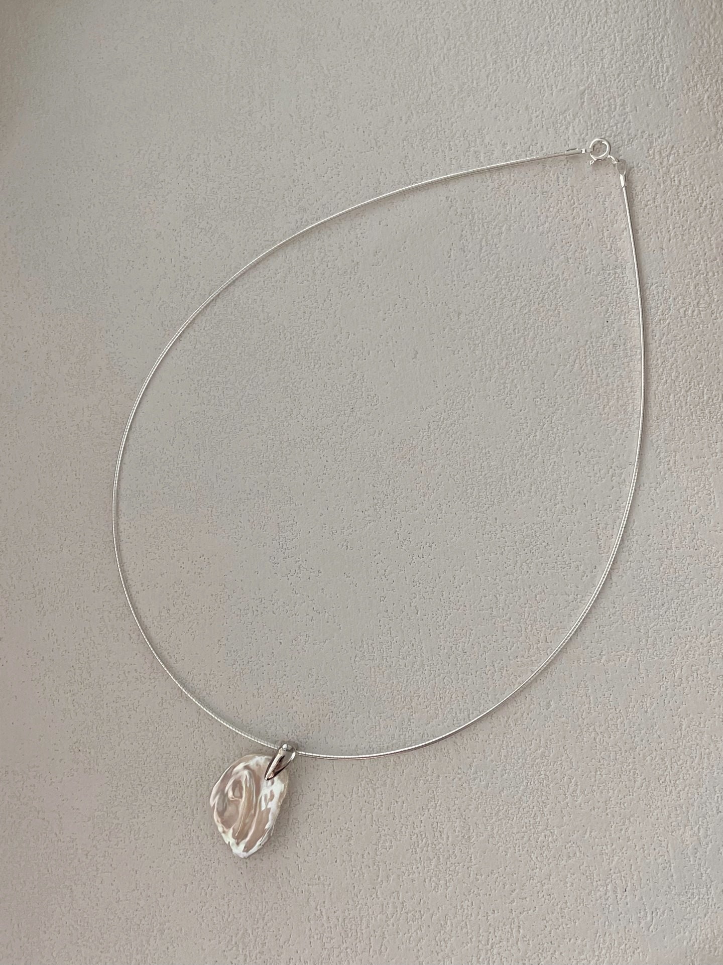 Girocollo d'argento con perla petala