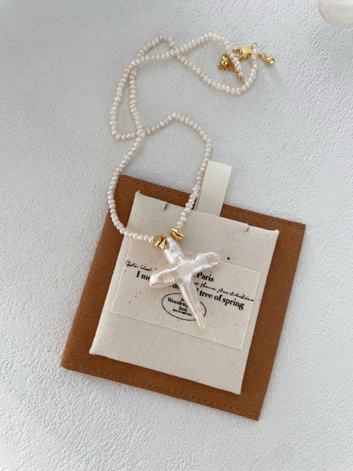 Collana di perle con croce