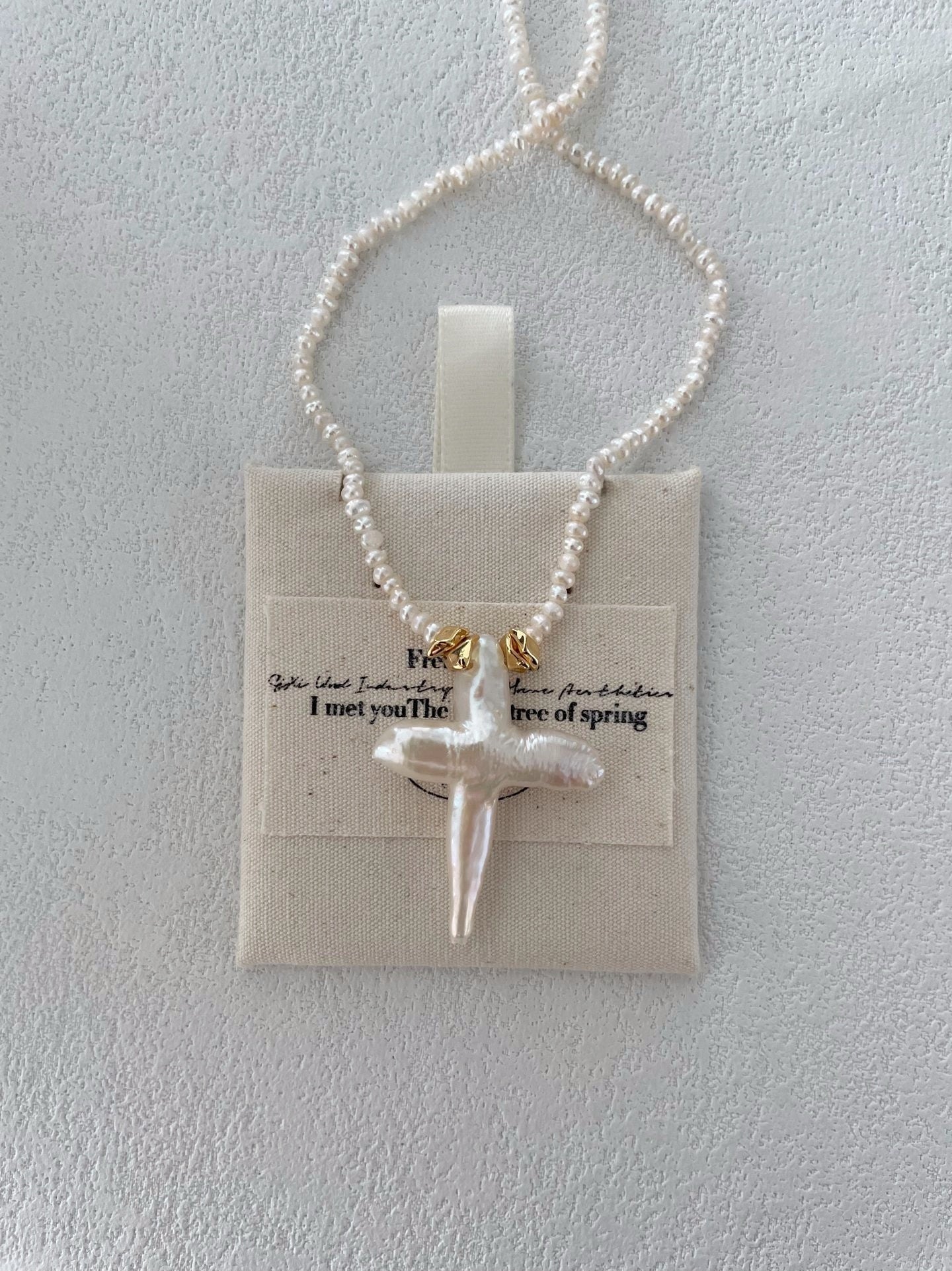 Collana di perle con croce