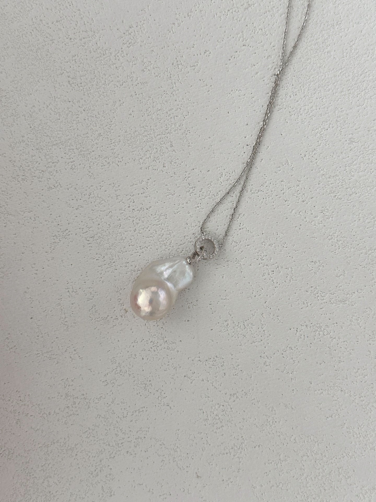 Elegante collana barocca con zirconi scintillanti
