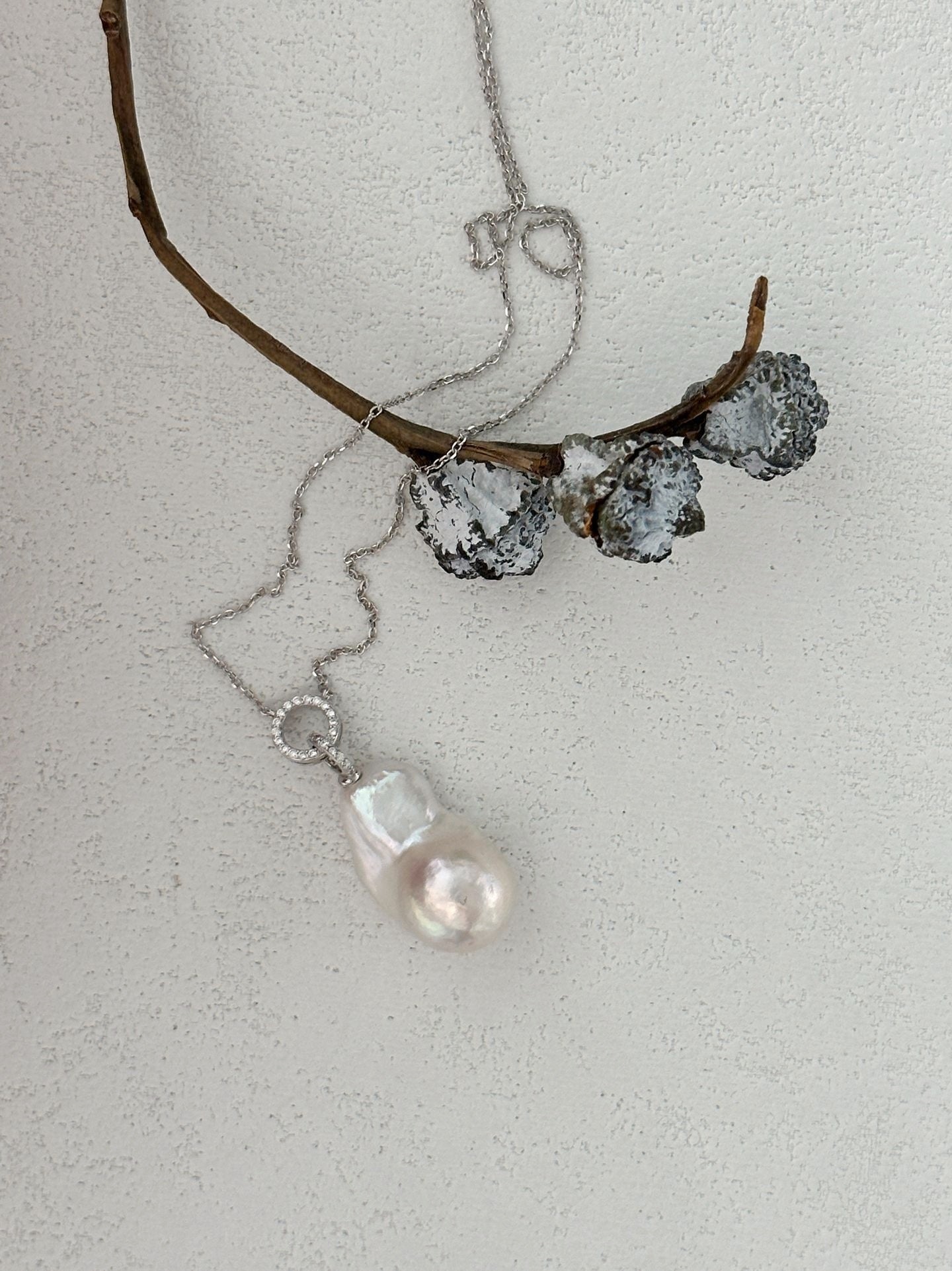 Elegante collana barocca con zirconi scintillanti