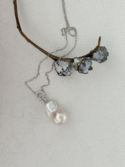 Elegante collana barocca con zirconi scintillanti
