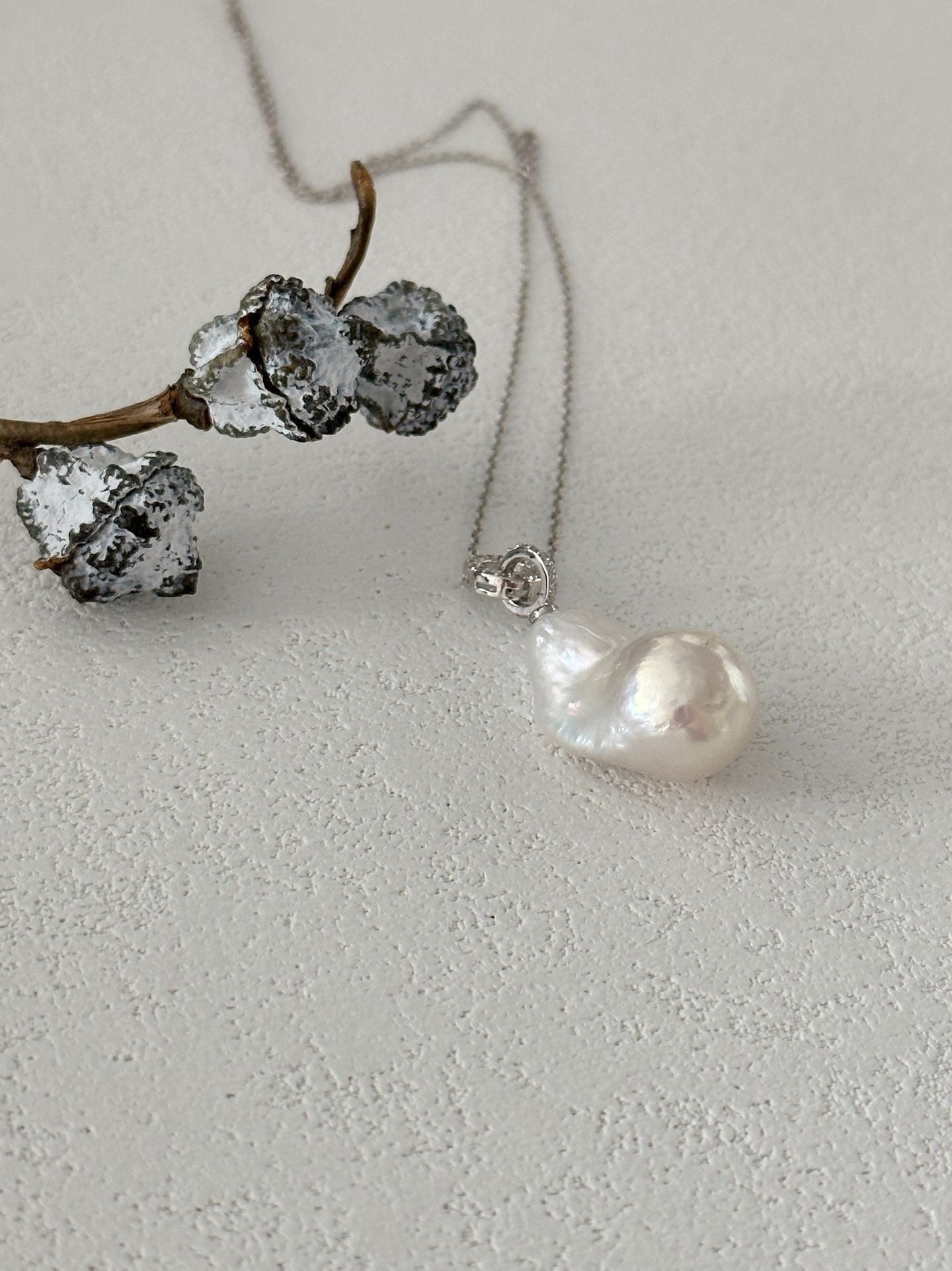 Elegante collana barocca con zirconi scintillanti