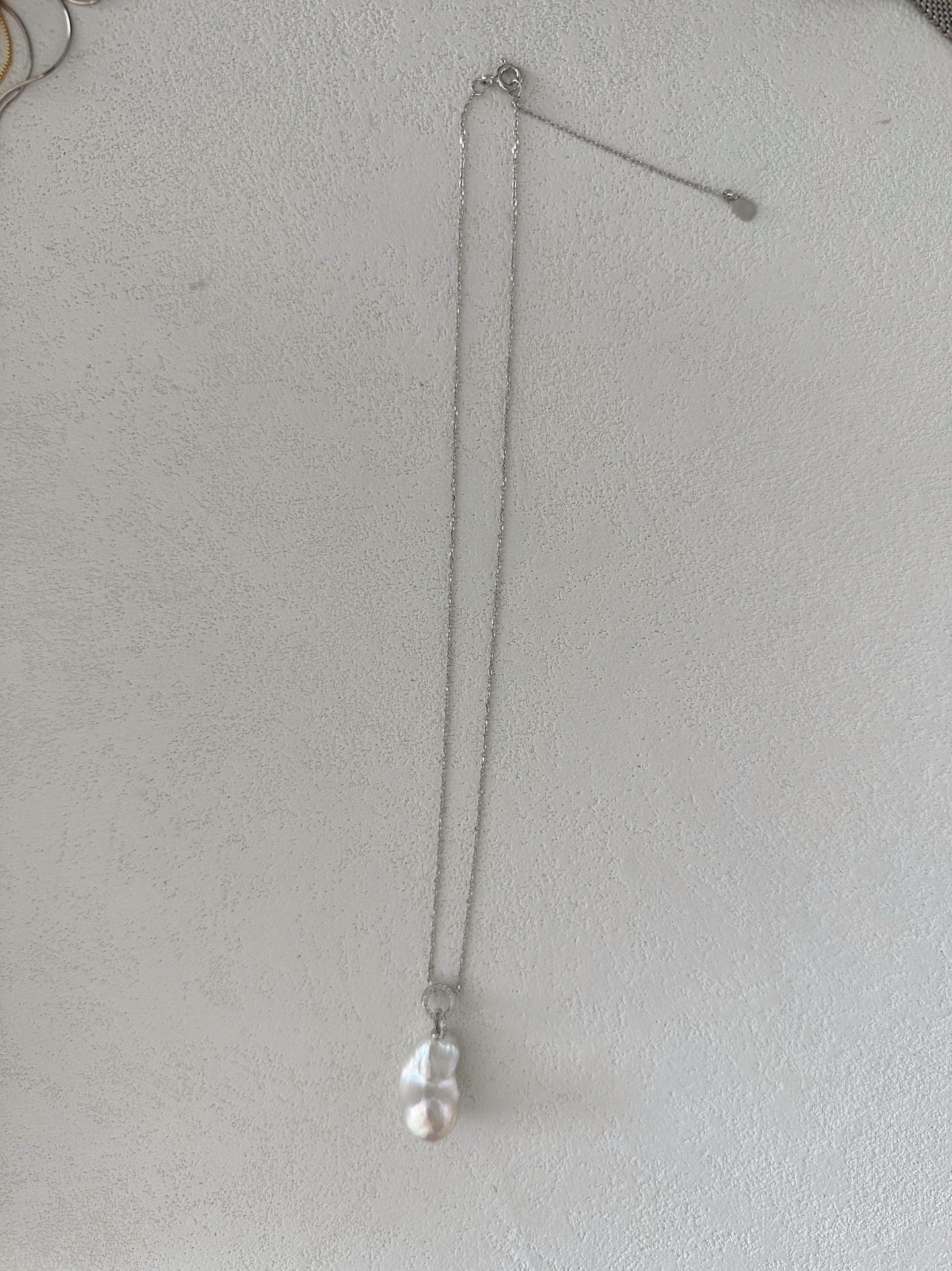 Elegante collana barocca con zirconi scintillanti