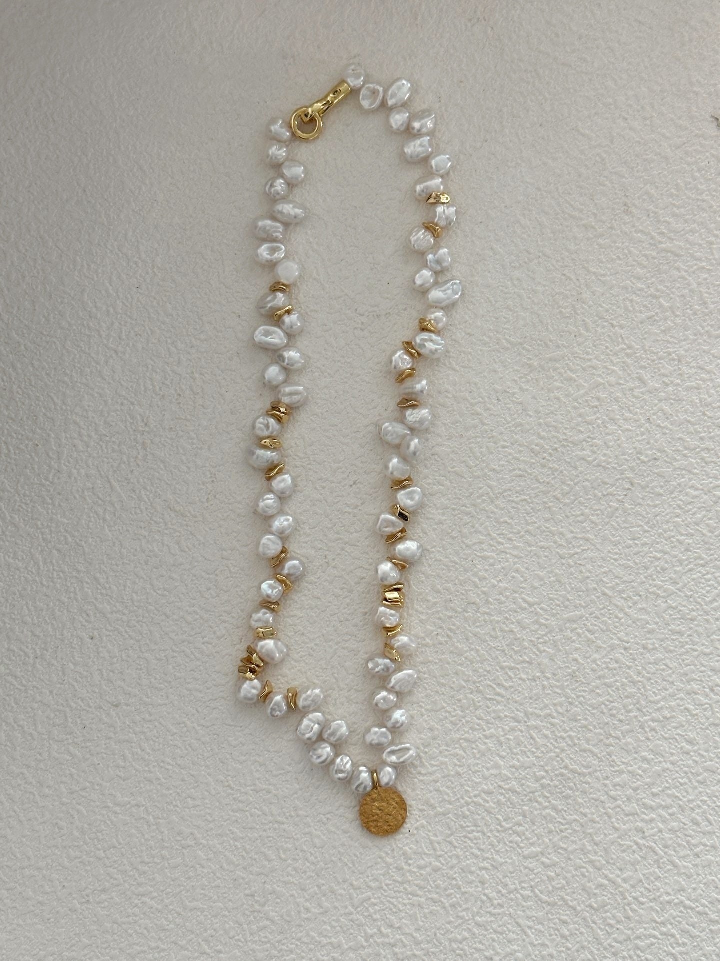 Collana di perle di mare Keshi con moneta oro dorato